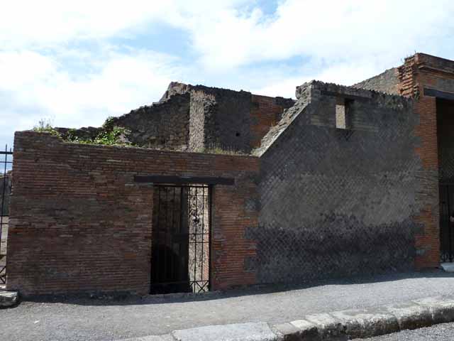 VIII.2.17 Pompeii. December 2005. Entrance, on Via delle Scuole.