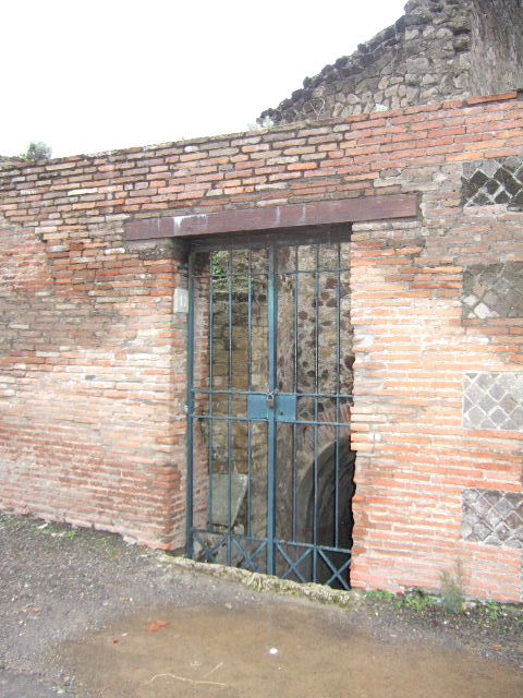 VIII.2.17 Pompeii. December 2004. Tunnel leading down to Sarno Baths.