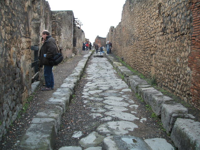 VIII.2.28 Pompeii. September 2005. Looking north across atrium towards entrance.