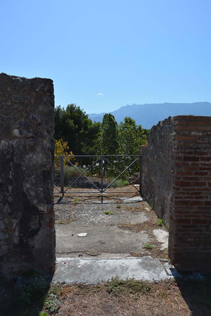 VIII.2.34 Pompeii. September 2019. Looking south through doorway of room ‘n’.
Foto Annette Haug, ERC Grant 681269 DÉCOR.
