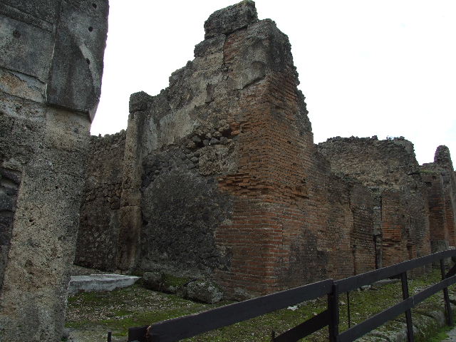 Front wall to east of entrance of VIII.2.34. December 2006.
