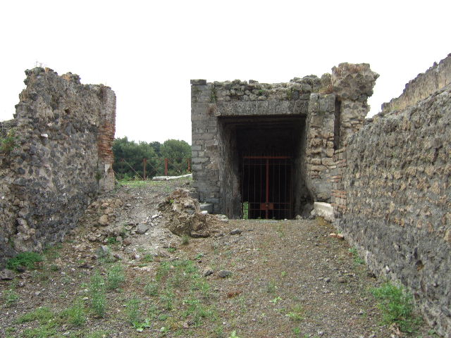 VIII.2.36 Pompeii. May 2006. Looking west across terrace at the rear of the upper level.