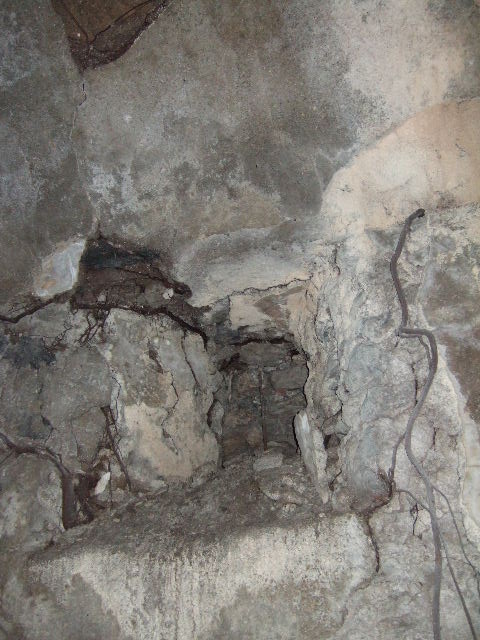VIII.2.39 Pompeii. May 2006. Corridor b' leading west on First lower level.