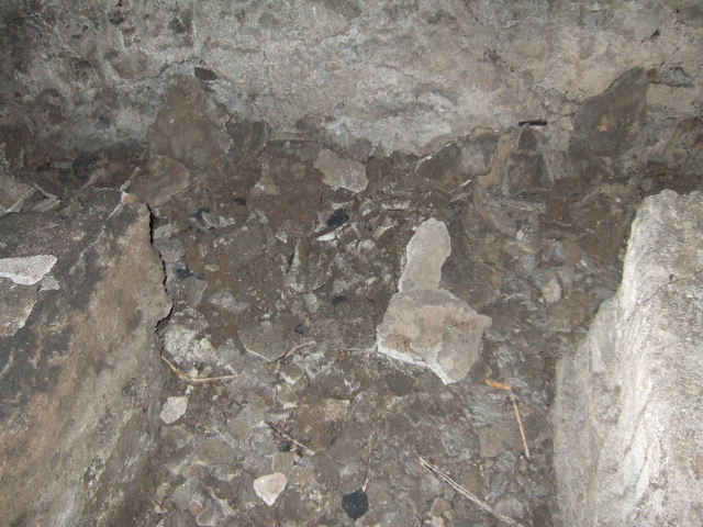 VIII.2.39 Pompeii. May 2006. Inside “hole in wall”, at end of corridor.