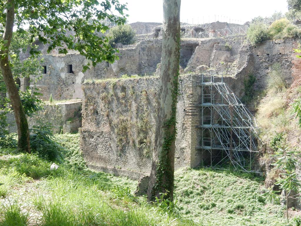 VIII.2.39 Pompeii. June 2019. Looking north-west at rear towards lower floor of VIII.2.39, on right.
Photo courtesy of Buzz Ferebee.
