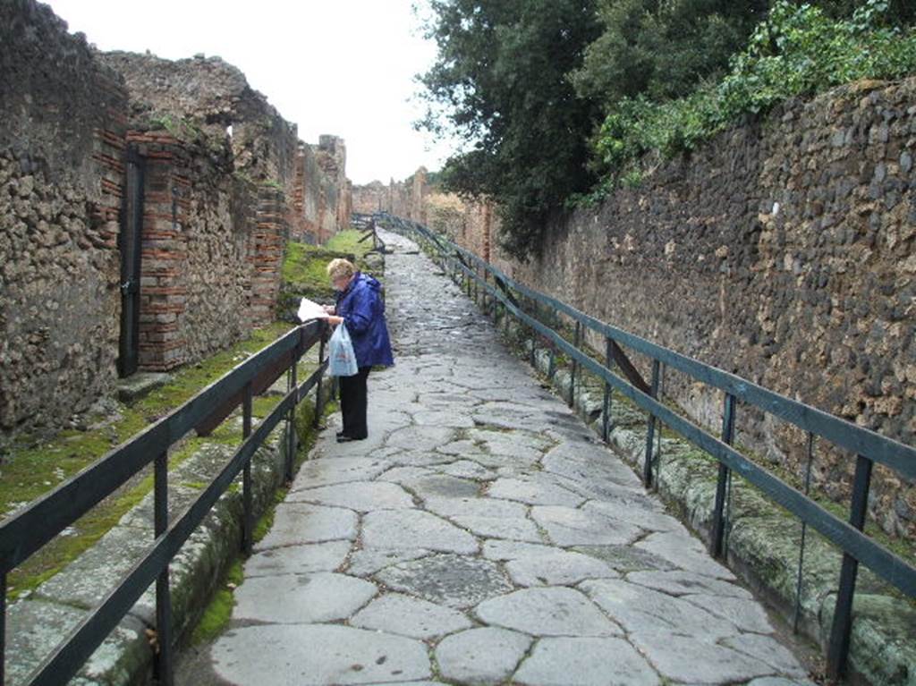 VIII.2.39 Pompeii. December 2005. Via della Regina looking west.       VIII.6 
