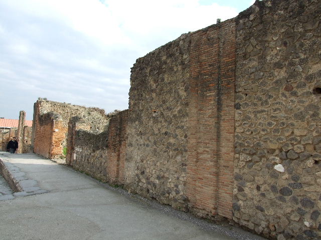 VIII.3.1 Pompeii. May 2005. Entrance doorway on Via dell’Abbondanza.

According to Della Corte, found on the east (left ) of the entrance doorway was a recommendation –
Verna cum discent(ibus) rog(at)    [CIL IV 694]
See Della Corte, M., 1965.  Case ed Abitanti di Pompei. Napoli: Fausto Fiorentino. (p.224)
According to Fiorelli, there were numerous electoral programmes written on the walls here, the one –
Capellam D V I D O V F
Verna cum discent rog, 
was the one that originally attributed the name of Scuola di Verna to this place. (School of Verna)
According to Pagano and Prisciandaro, reported on 6th October 1814 was the finding of a recommendation for the election of the duumvir C. Cecilio Capella near the north door. It read –
Capellam  d(uumvirum)  i(ure)  d(icundo)  o(ro)  v(os)  f(aciatis)
Verna  cum
discent(ibus)  rog(at)      [CIL IV 694]
See Pagano, M. and Prisciandaro, R., 2006. Studio sulle provenienze degli oggetti rinvenuti negli scavi borbonici del regno di Napoli.  Naples : Nicola Longobardi. (p.111)

