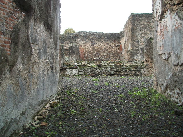 VIII.3.14 Pompeii. September 2005. Looking south across west side of garden. According to Boyce, in a cubiculum located on the north side of the tablinum, in the south wall is a semicircular, vaulted niche. The inside walls of the niche were coated with yellow stucco like the walls of the room, its floor was a marble slab. Fiorelli called it “una nicchia per qualche simulacro di deità”.
See Boyce G. K., 1937. Corpus of the Lararia of Pompeii. Rome: MAAR 14. (p.75, no.352)
See Pappalardo, U., 2001. La Descrizione di Pompei per Giuseppe Fiorelli (1875). Napoli: Massa Editore. (p.124)