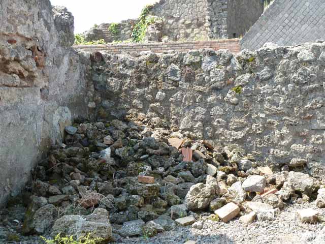 VIII.3.18 Pompeii. May 2010. Looking south-west to cubiculum on south side of entrance doorway. Taken from VIII.3.19. 

