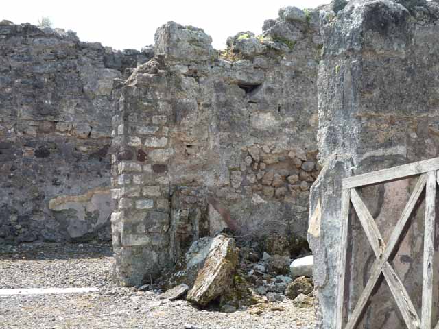 VIII.3.18 Pompeii. May 2010. Looking south-west to cubiculum on north side of entrance doorway. Taken from VIII.3.19. 