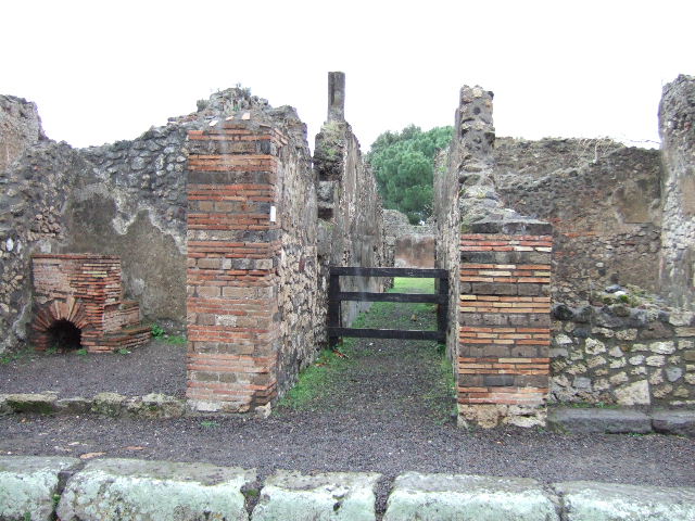 VIII.3.24 Pompeii. December 2007. South side of peristyle taken from south-east corner of VIII.3.27.