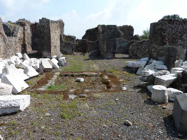 VIII.3.31 Pompeii. May 2010. Doorway to tablinum, with storeroom at rear.