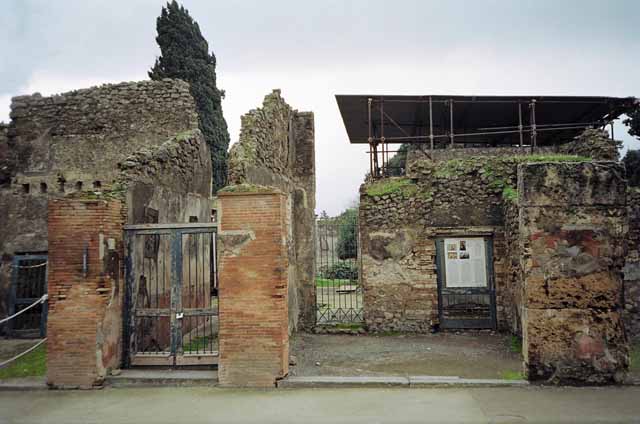 VIII.4.4 Pompeii.  September 2004. Entrance. In June 1855, painted graffiti was found on the pilaster on the right of the entrance, between VIII.4.5 and 4.

Capellam
d(uum)v(irum)  i(ure)  d(icundo)  o(ro)  v(os)  f(aciatis)   [CIL IV 729]

L(ucium)  C(eium)  S(ecundum)  II vir(um)
(......)  
facit   [CIL IV 780]

Postumium   [CIL IV 781]

L(ucium)  C(eium)  S(ecundum)    [CIL IV 781a]

See Pagano, M. and Prisciandaro, R., 2006. Studio sulle provenienze degli oggetti rinvenuti negli scavi borbonici del regno di Napoli. Naples, Nicola Longobardi.  (p.173)

