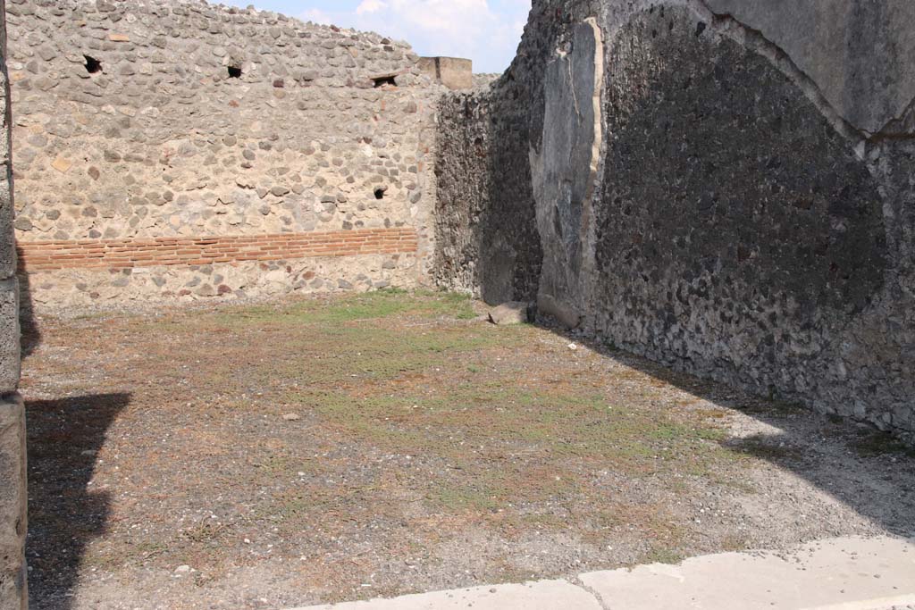 VIII.4.15 Pompeii. September 2021. Room 15, looking south-east across exedra. Photo courtesy of Klaus Heese.