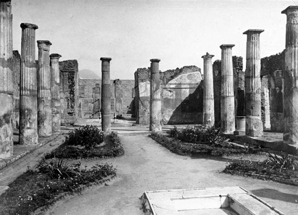 VIII.4.15 Pompeii. W.389. Looking north across peristyle to tablinum and oecus.
Photo by Tatiana Warscher. Photo © Deutsches Archäologisches Institut, Abteilung Rom, Arkiv. 
