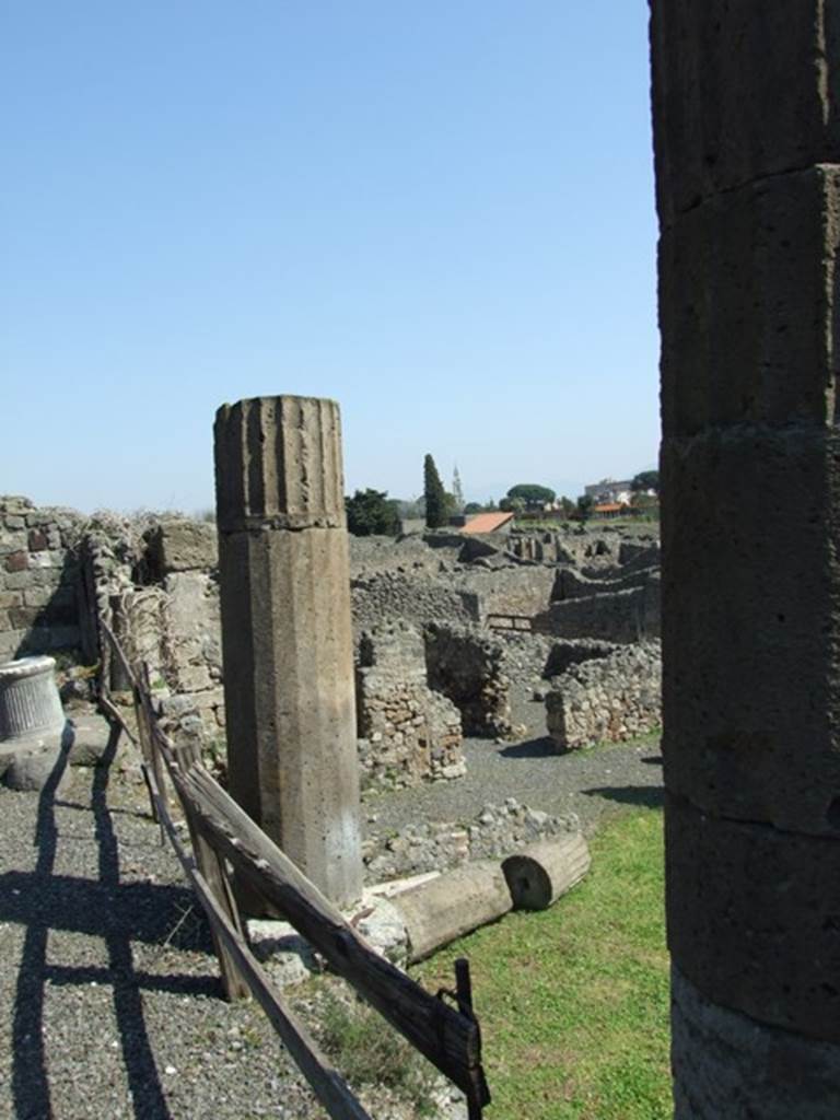 VIII.4.15 Pompeii.  March 2009.   4 columns (1 fallen) on south side of south portico (on upper level).