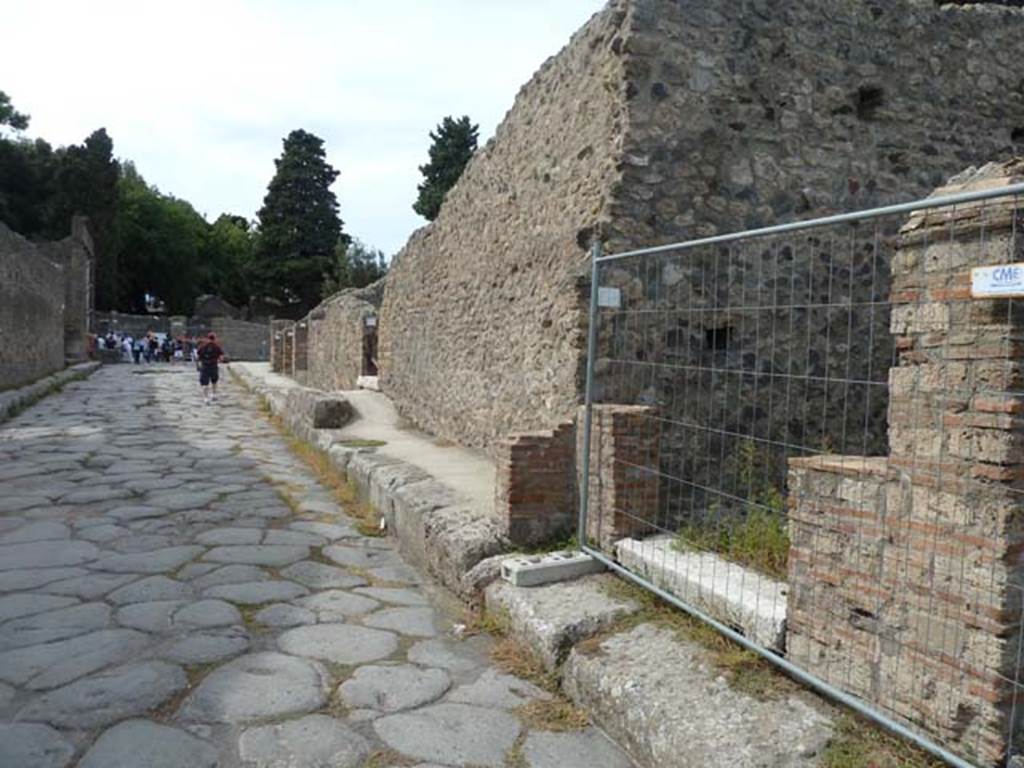 VIII.4.33 Pompeii, on right. September 2015. Looking west along north side of Via del Tempio dIside.