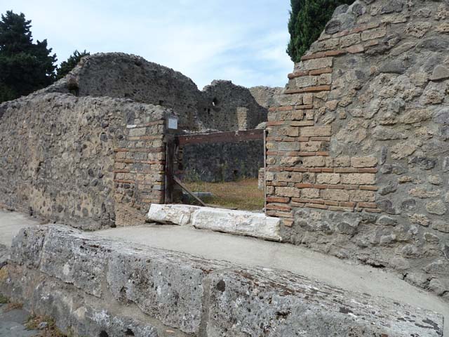 VIII.4.34 Pompeii. December 2007. Looking north across tetrastyle atrium. The tablinum is at the rear. According to Breton, in the tablinum were two well preserved wall paintings, to the right Hercules and Omphale, to the left an unidentified subject. Helbig agreed.
See Breton, Ernest. 1870. Pompeia, Guide de visite a Pompei, 3rd ed. Paris, Guerin. 
See Helbig, W., 1868. Wandgemälde der vom Vesuv verschütteten Städte Campaniens. Leipzig: Breitkopf und Härtel. (1136 and 971)
