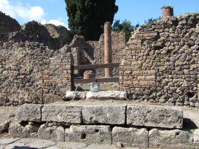 VIII.4.34 Pompeii.  September 2005.  Impluvium and Tablinum.