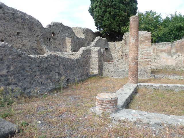 VIII.4.34 Pompeii.  March 2009.  Subsidence in road outside.  Looking west.