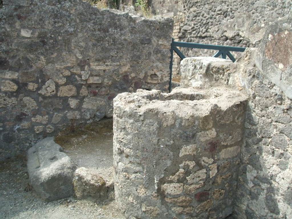 VIII.5.1 Pompeii. South-west corner of shop, with doorway to VIII.5.40.
Also seen is a large brick cylindrical tank. See Eschebach, L., 1993. Gebudeverzeichnis und Stadtplan der antiken Stadt Pompeji. Kln: Bhlau. (p.379)

