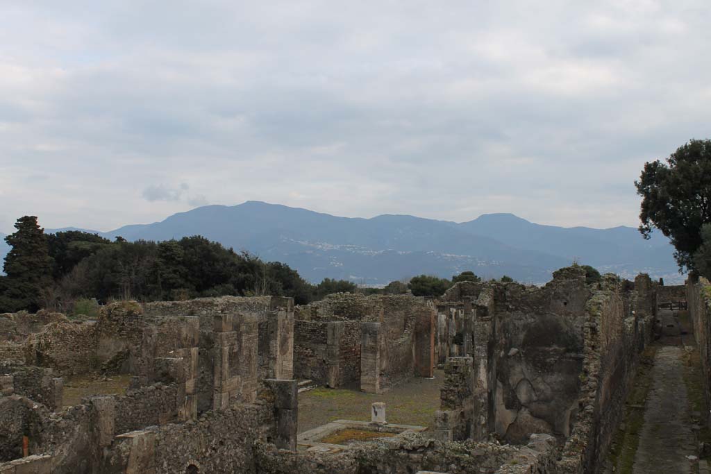 VIII.5.2 Pompeii. March 2014. Looking south-east across impluvium in atrium, with Vicolo dei Dodici Dei, on right.
Foto Annette Haug, ERC Grant 681269 DÉCOR.
