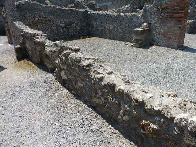 VIII.5.24 Pompeii. May 2010. Doorways to rooms 5 and 4, cubicula.