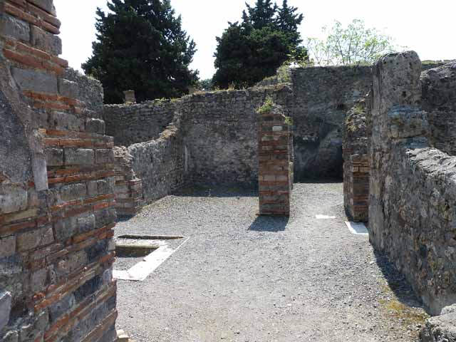 VIII.5.24 Pompeii. May 2010. Rooms 5 and 4, north wall.