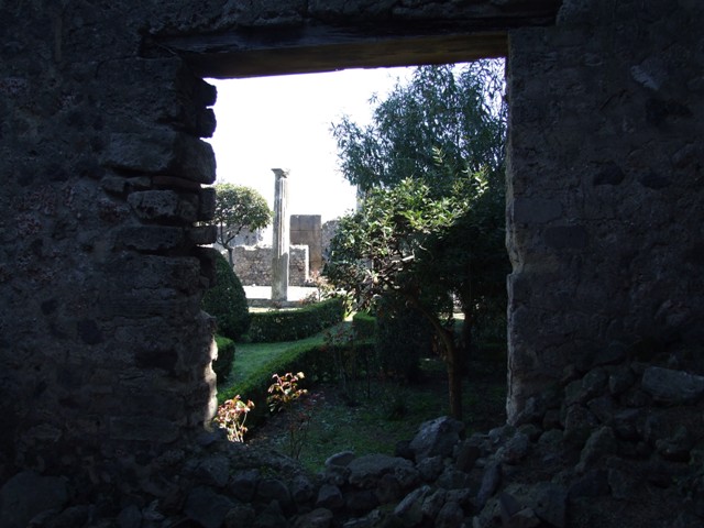 VIII.5.28 Pompeii.  March 2009.  Looking north west along East Portico.