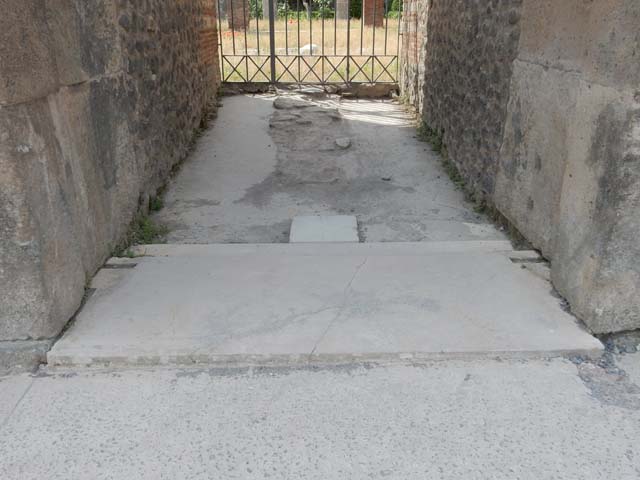 VIII.5.28 from VIII.5.29 Pompeii.  May 2005.  Looking south into atrium.


