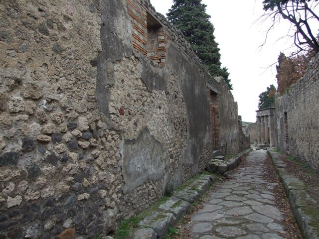 VIII.5.37 Pompeii.  September 2005.  Entrance and west side of atrium.