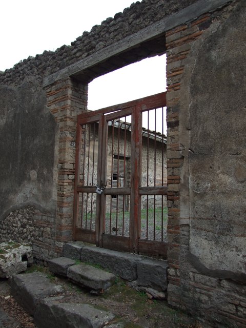 VIII.5.37 Pompeii.  December 2007.  Looking north from entrance across atrium and remains of impluvium.