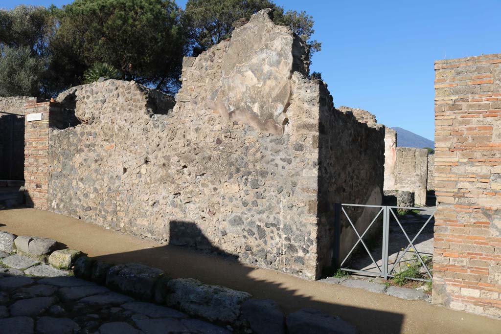 VIII.6.1, Pompeii. December 2018. Looking north to front faade on west side of entrance doorway. Photo courtesy of Aude Durand.