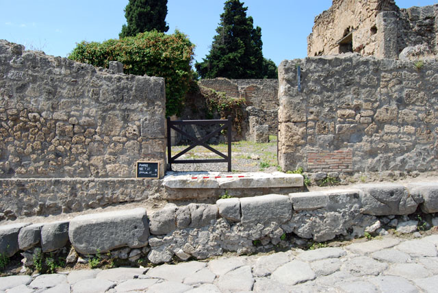 VIII.7.24 Pompeii. June 2007. Exterior wall façade on south side of entrance doorway, looking towards VIII.7.23. Photo courtesy of Sera Baker.