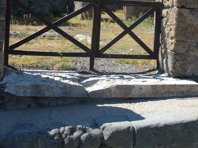 VIII.7.24 Pompeii. May 2005. Tablinum and doorway to oecus, on right.