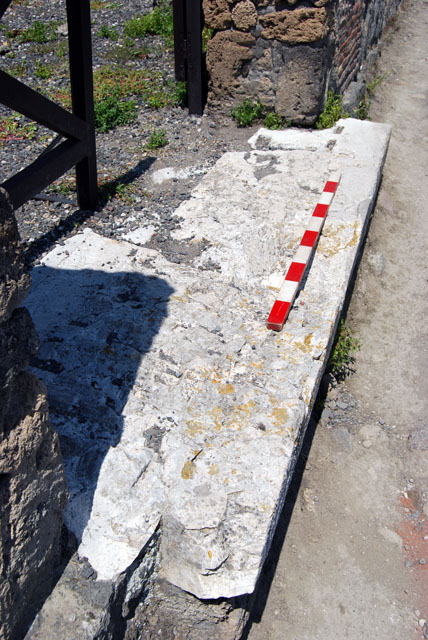 VIII.7.24 Pompeii. May 2005. Doorways to Rooms on south side of atrium.