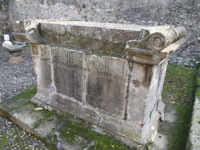 VIII.7.25 Pompeii. December 2006.   Capitals on podium.