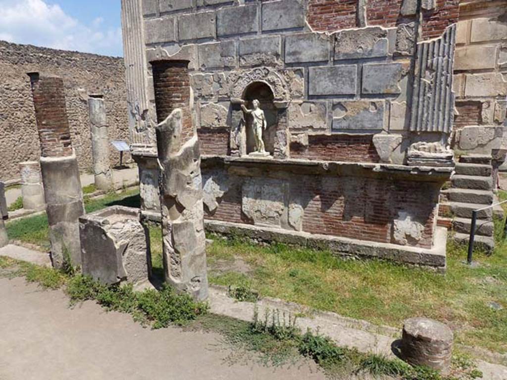 VIII.7.28 Pompeii. April 2016. West rear wall of temple cella. 
The niche now has a reproduction statue of Bacchus (Dionysus) with his panther.
Photo courtesy of Benjamín Núñez González (Own work) via Wikimedia Commons. [Use subject to CC BY-SA 4.0].

