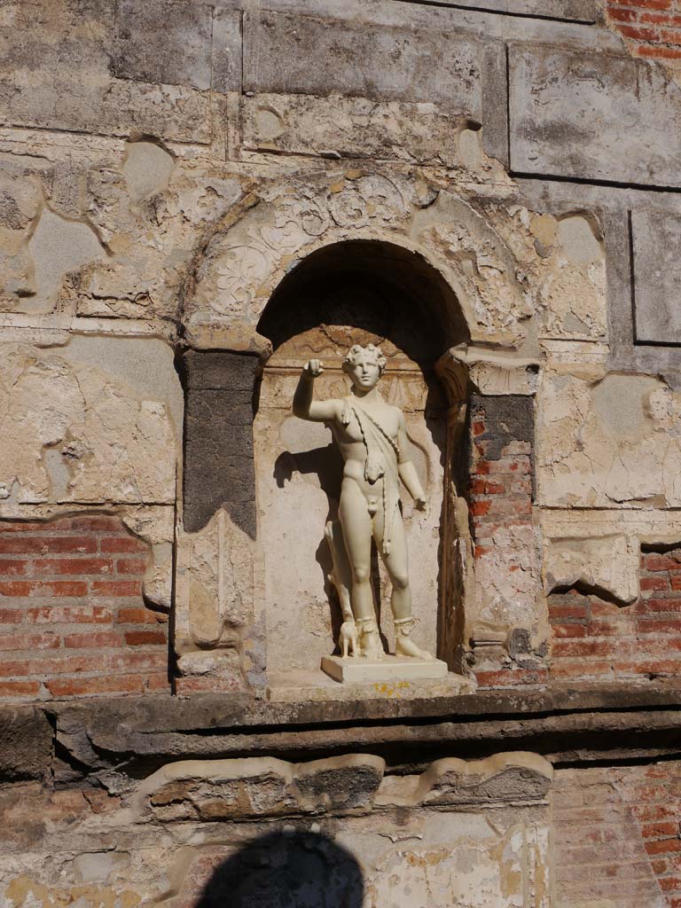 VIII.7.28 Pompeii. September 2018. 
Reproduction statue of Bacchus (Dionysus) with his panther in niche set into west wall.
Foto Anne Kleineberg, ERC Grant 681269 DÉCOR.
