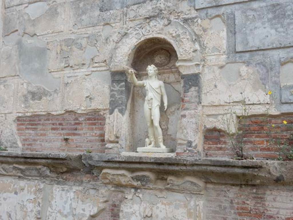 VIII.7.28 Pompeii. May 2017. Niche on west rear wall of temple cella with a reproduction statue of Bacchus (Dionysus) with his panther. Now in Naples Archaeological Museum. Inventory number 6312.
Photo courtesy of Buzz Ferebee.
