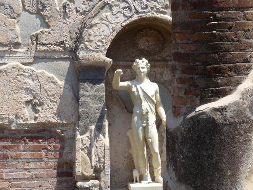 VIII.7.28 Pompeii. April 2016. Niche on west rear wall of temple cella. 
Niche with reproduction statue of Bacchus (Dionysus) with his panther.
Photo courtesy of Benjamín Núñez González (Own work) via Wikimedia Commons. [Use subject to CC BY-SA 4.0].

