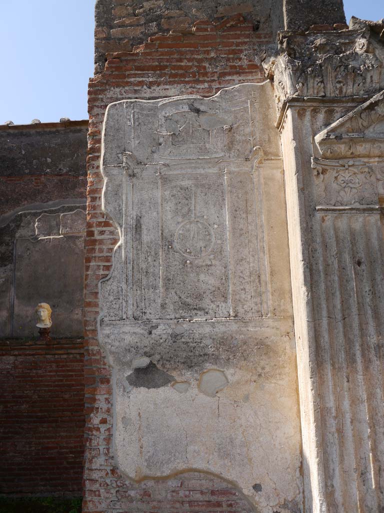 VIII.7.28 Pompeii. September 2018. Stucco decoration on north side of doorway.
Foto Anne Kleineberg, ERC Grant 681269 DÉCOR

