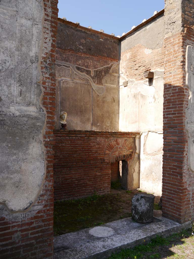 VIII.7.28 Pompeii. September 2018. 
Looking through cella doorway towards north-west corner, with doorway.
Foto Anne Kleineberg, ERC Grant 681269 DÉCOR.
