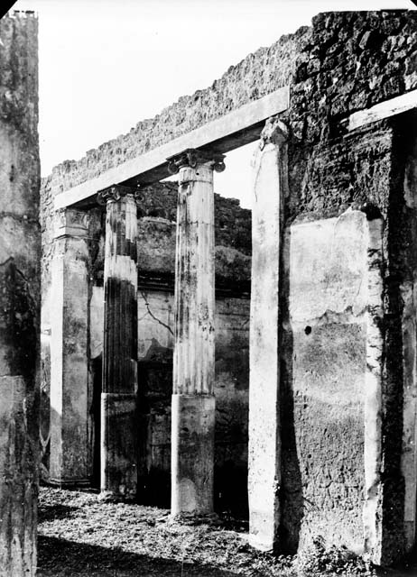 IX.1.20 Pompeii. December 2007. Room 2 West Side. Capital on Ionic column.