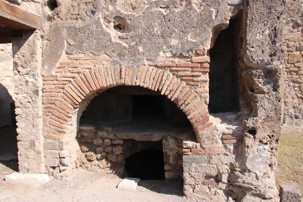IX.1.33 Pompeii. October 2022. Looking towards oven. Photo courtesy of Klaus Heese