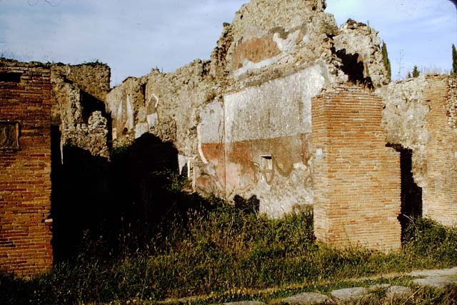 IX.2.7 Pompeii. December 2005. Looking east to rear room of shop with corridor to rear at side of it.