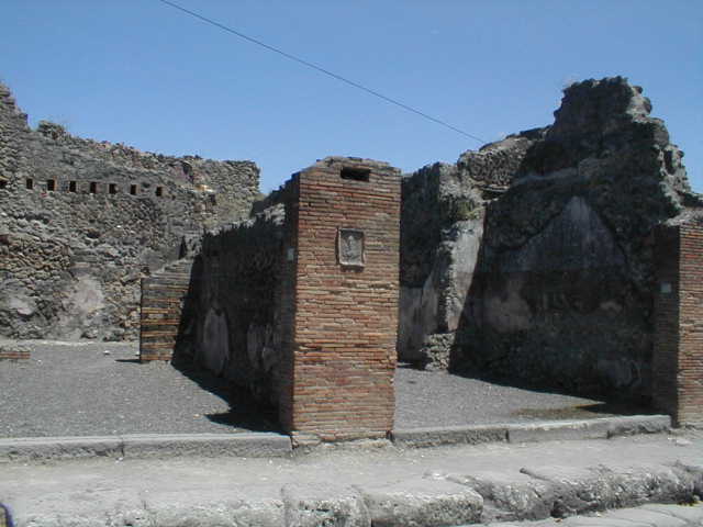 IX.2.7 Pompeii. December 2004. Doorway to triclinium.