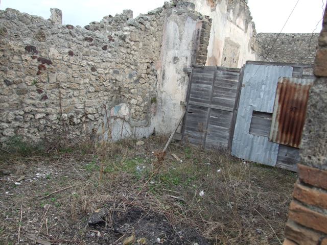 IX.2.16 Pompeii. December 2007. Looking east at small room between staircase and entrance at IX.2.15.