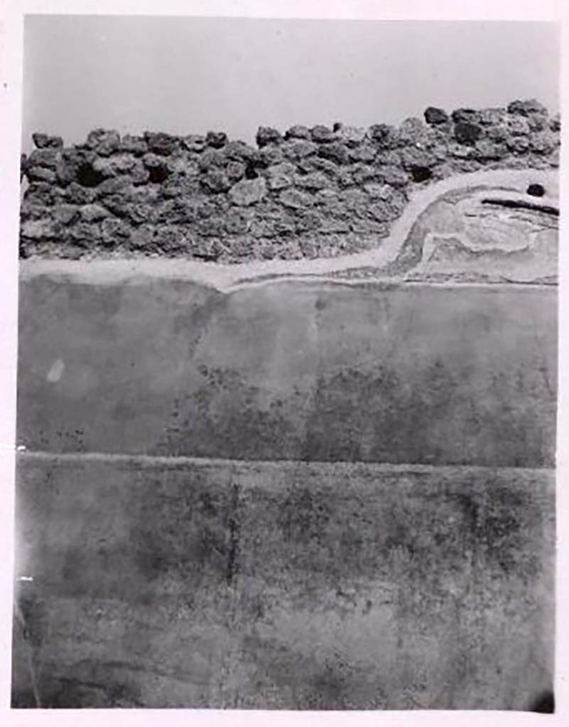 IX.2.18 Pompeii. Pre-1943. North wall. Photo by Tatiana Warscher.
According to Warscher 
This room was originally adorned with Cupids, as described by A. Trendelenburg.
On the north wall, nothing remains of the Cupids.
A small fragment of a stucco decoration was found under the holes for the ceiling support beams.
See Warscher, T. Codex Topographicus Pompeianus, IX.2. (1943), Swedish Institute, Rome. (no.105.), p. 185.
