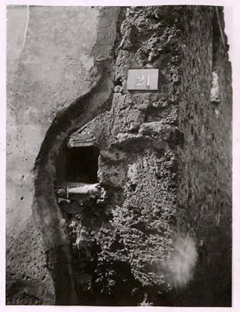 IX.2.21 Pompeii. Pre-1943. Photo by Tatiana Warscher.
According to Warscher  this photo is of a hole for barring the entrance doorway.
See Warscher, T. Codex Topographicus Pompeianus, IX.2. (1943), Swedish Institute, Rome. (no.113.), p. 193.
